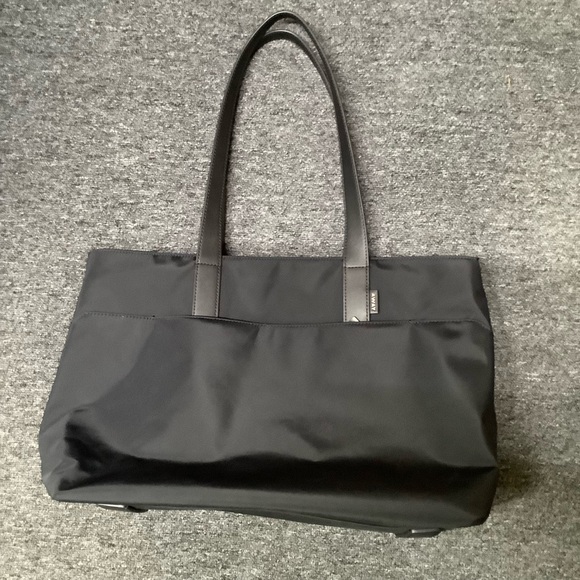 AWAY The Everywhere Tote in black - Picture 2 of 9